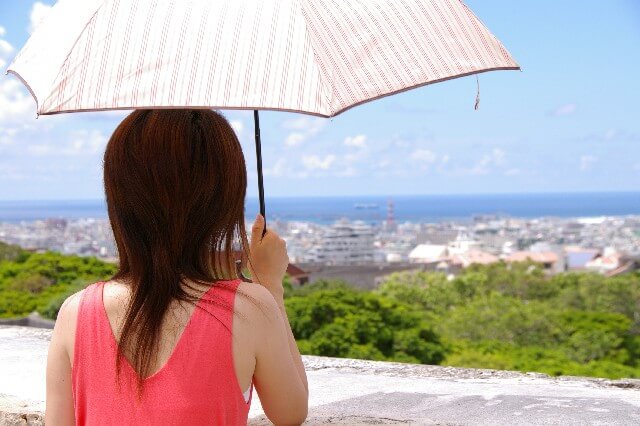 日焼け　日傘を持つ女性
