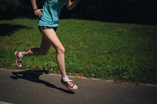 健康　公園でジョギングする女性