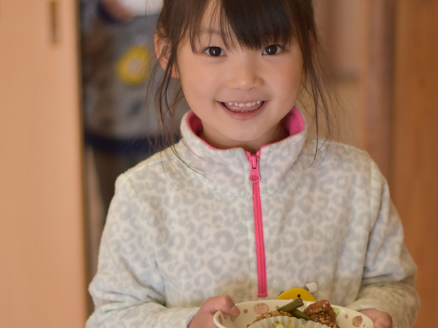 給食を運ぶ女の子