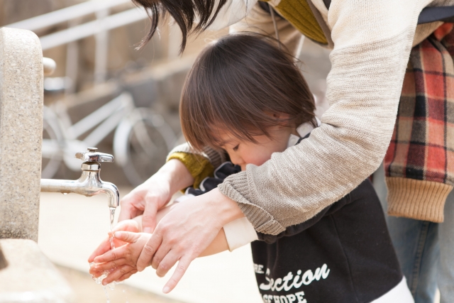 手を洗う子供